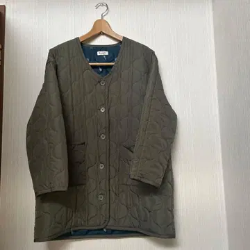 안감이 귀여운 카키색 퀼트 코트