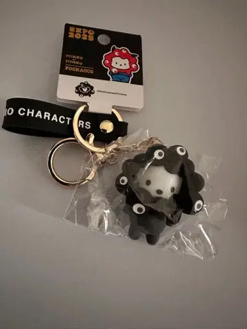 간사이 오사카 만박 블랙 미야쿠미야쿠 산리오 키링  입체 포차코