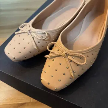베이지 스터드 장식 리본 플랫슈즈