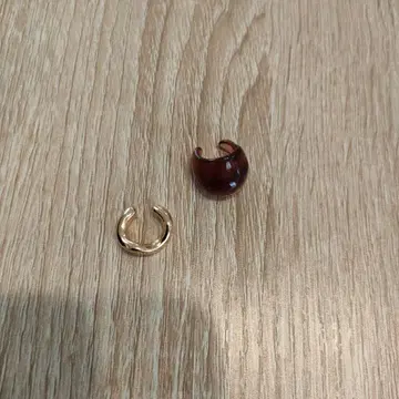 골드와 레드 브라운의 이어 커프