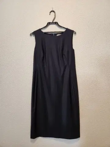 띠어리 럭스 네이비 슬리브리스 무릎 기장 원피스