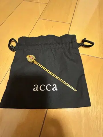 acca 골드 장식 헤어콤
