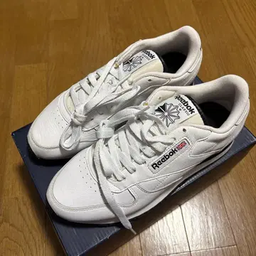 Reebok Classic 화이트 스니커즈