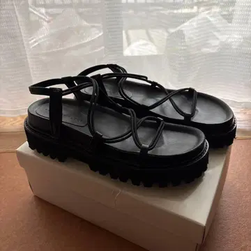 sense of place 블랙 크로스 스트랩 샌들