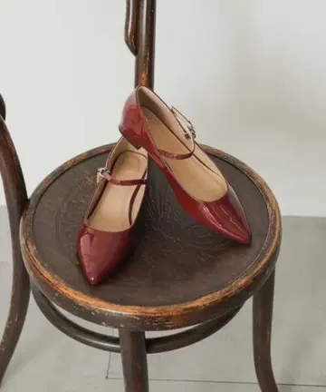 포인티드 스트랩 슈즈 어반 리서치