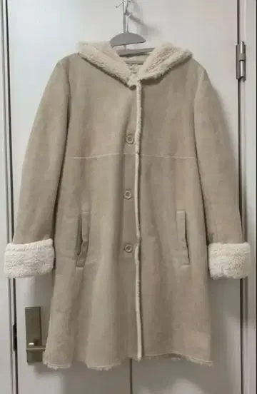 후드 달린 무스탕 코트 M 사이즈