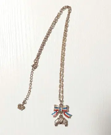 에밀리 템플큐트 크루아상 목걸이 리본 빵