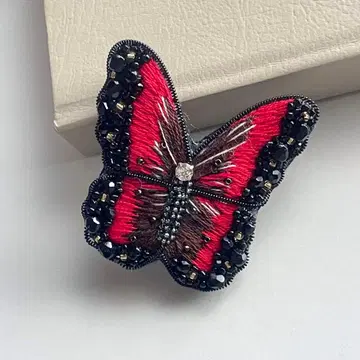 나비 버터플라이 빨간색 x 블랙 비즈 자수 브로치