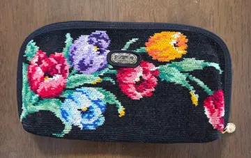 Lake Alster 꽃무늬 자수 장지갑