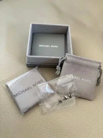 마이클코어스 귀걸이