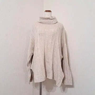 리브 짜임 터틀넥 스웨터 긴팔 사이드 슬릿 니트 라이트 베이지 계열