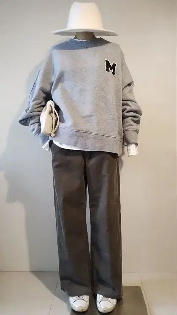 료짱님 맨투맨 x 콜 팬츠 코디