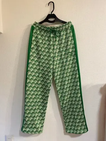 PUMA 그린 패턴 스웨트 팬츠