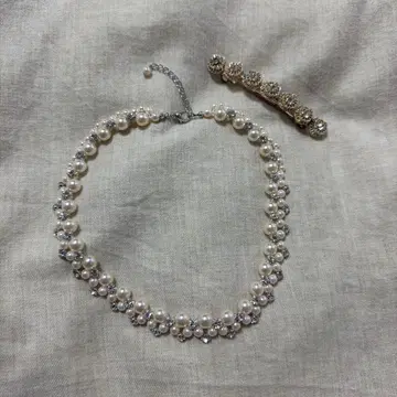 펄 목걸이와 골드 브로치 세트