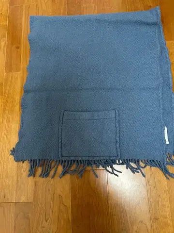 LAPUAN KANKURIT / 라푸안 칸크리 / 포켓 부착 숄