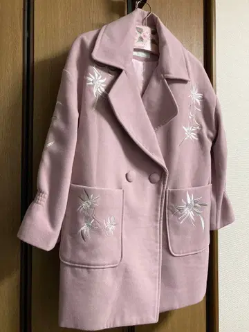 CECIL McBEE 핑크 자수 롱 코트