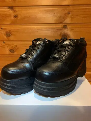 yosuke 블랙 가죽 통굽 스니커즈