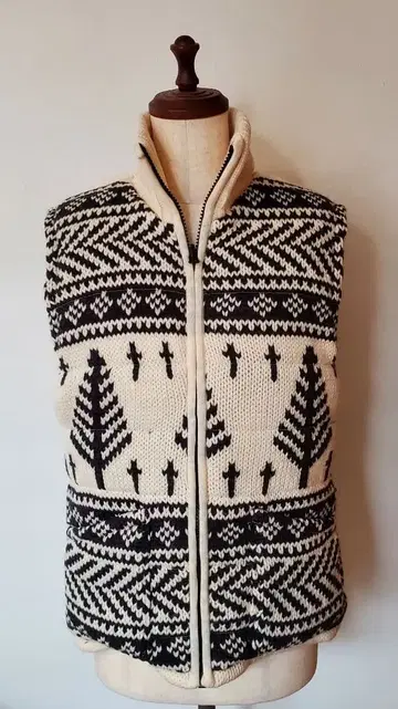 기하학 패턴 다운 니트 베스트