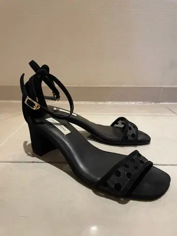 블랙 도트 샌들