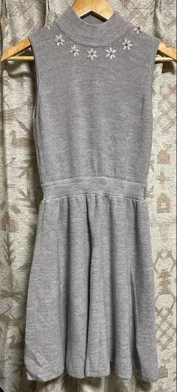 파티에도! 작은 꽃 자수와 스팽글 니트 원피스