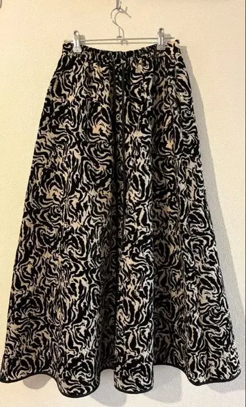 루비 자카드 플레어 스커트