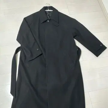 VELNUS 블랙 스텐카라 코트