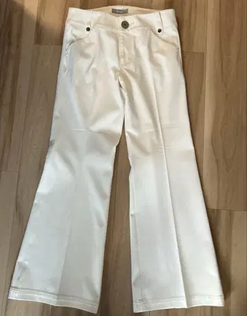 DAMA collection 하의 화이트 M