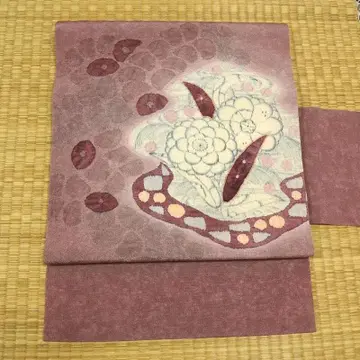 연한 적자색에 눈 화장한 꽃과 쥐어짠 나고야 오비