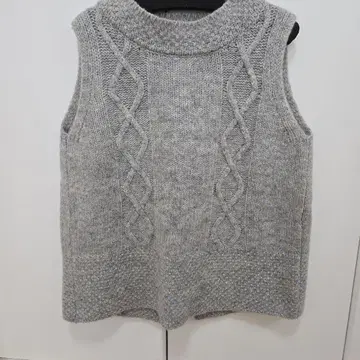 그레이 케이블 짜임 니트 베스트