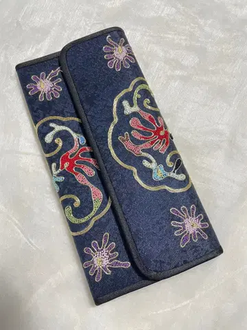 자수 무늬 네이비 장지갑