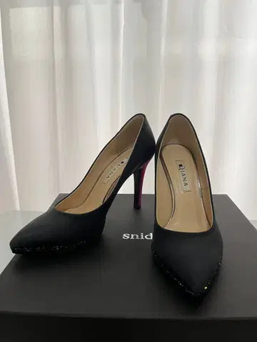 DIANA 비쥬 장식 블랙 하이힐