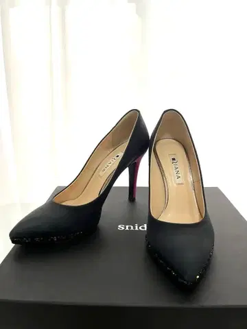 DIANA 비쥬 장식 블랙 하이힐