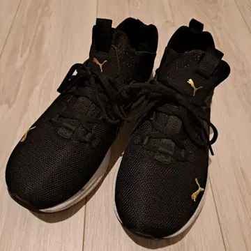 PUMA 블랙스니커즈 골드 악센트