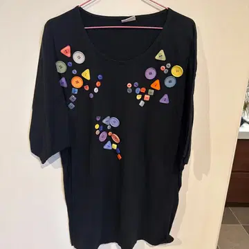 Frapp. 버튼 장식 블랙 T셔츠 잔티크