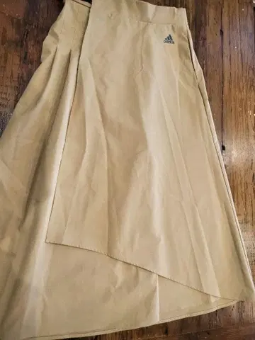 adidas 베이지 플레어 스커트
