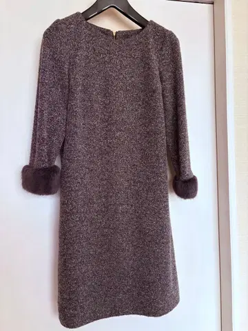 퍼 소매 그레이 계열 무릎 기장 원피스