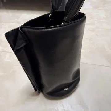 TOV 블랙 가죽 핸드백