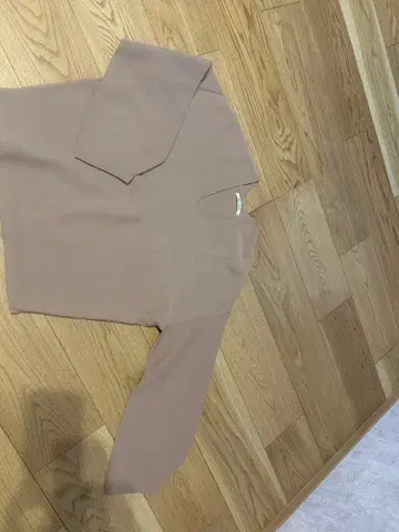 Whim Gazette 베이지 V넥 긴팔 니트