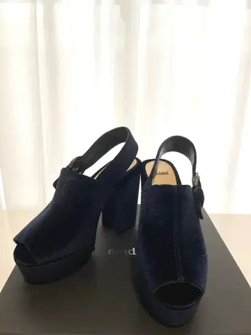 네이비 오픈토 하이힐 샌들