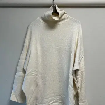 Veritecoeur 화이트 터틀넥 스웨터