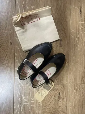 미사용 오파나크 러버 스트랩 슈즈 23c