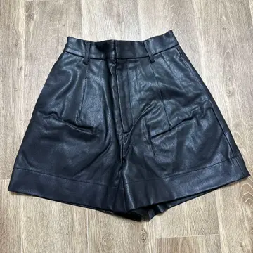 MOUSSY 블랙 가죽 숏팬츠