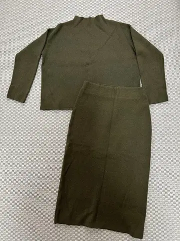 Mila Owen 셋업 니트 올리브 그린