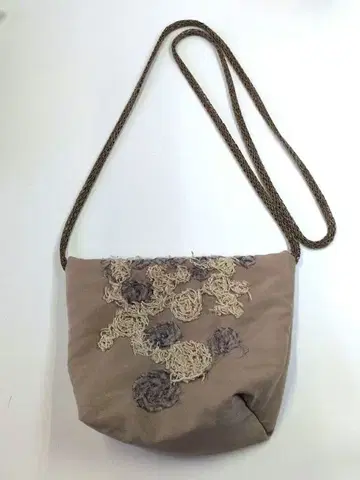 M.&Kyoko 사토 섬유 베이지 꽃무늬 자수 숄더백
