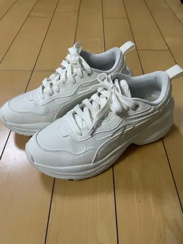 새상품급 PUMA 통굽 스니커즈 화이트 24.5cm