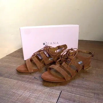 DIANA 브라운 스트랩 샌들