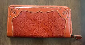 DAKOTA 꽃무늬 엠보싱 가공 가죽 장지갑