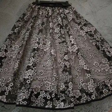 더블 스탠다드 클로징 블랙과 베이지 꽃무늬 플레어 스커트