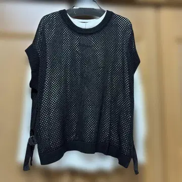 블랙 메쉬 베스트와 화이트 긴팔 상의 세트