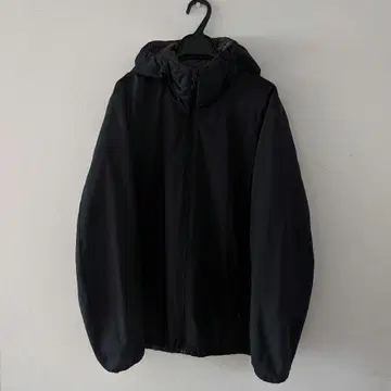 유니클로 라이트 패디드 후드티 블랙 M 사이즈